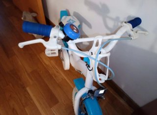 Bicicleta infantil blanca y azul