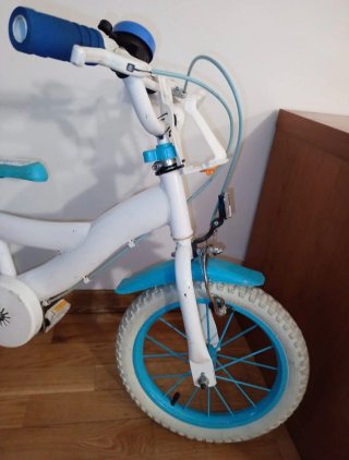 Bicicleta infantil blanca y azul