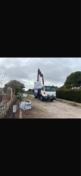 Camión volquete con grúa Amco Volcat 807