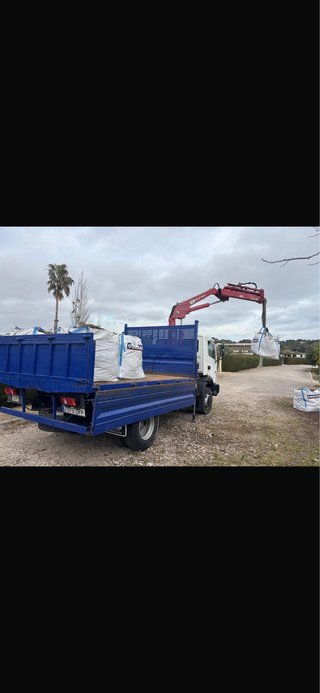 Camión volquete con grúa Amco Volcat 807