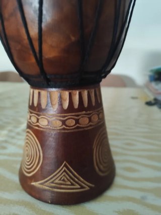 Yembé de madera tallada