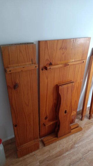 Mesa y banquetas de madera desmontables