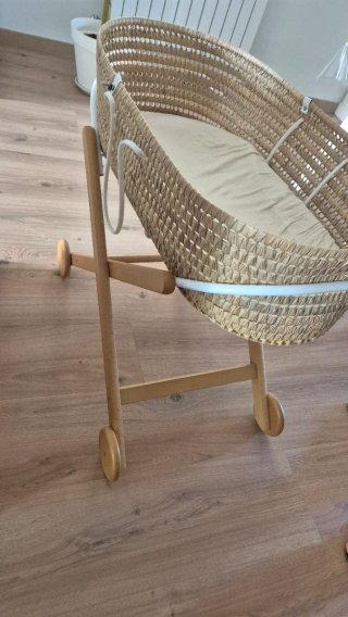 Moisés de mimbre con soporte de madera