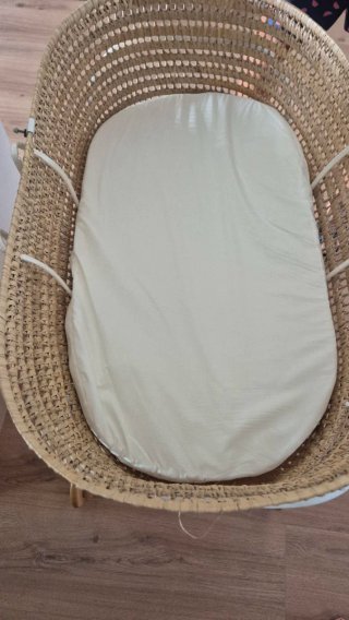 Moisés de mimbre con soporte de madera