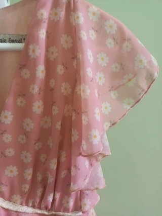 Vestido rosa con flores blancas. Muy fresquito