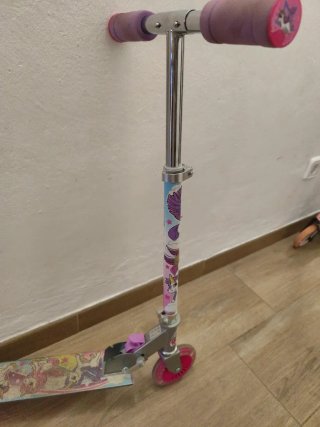 Patinete infantil rosa con luces en las ruedas