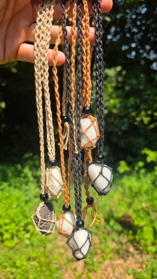 Collar piedra natural con cordón tejido