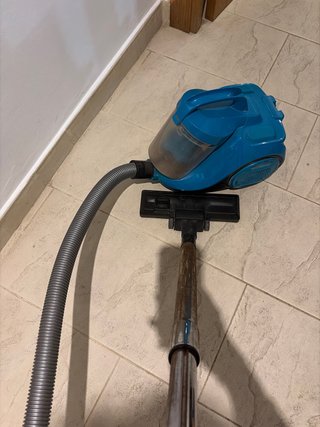 Aspiradora azul con cable