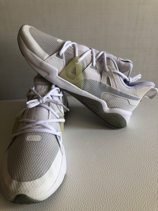 Zapatillas Puma grises y blancas