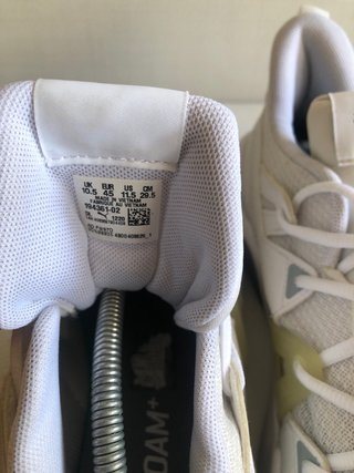 Zapatillas Puma grises y blancas
