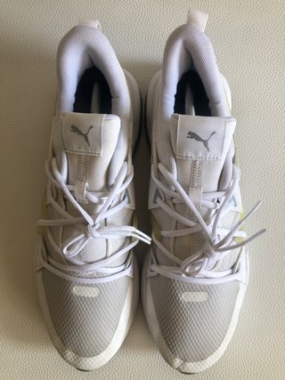 Zapatillas Puma grises y blancas