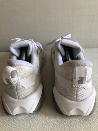 Zapatillas Puma grises y blancas