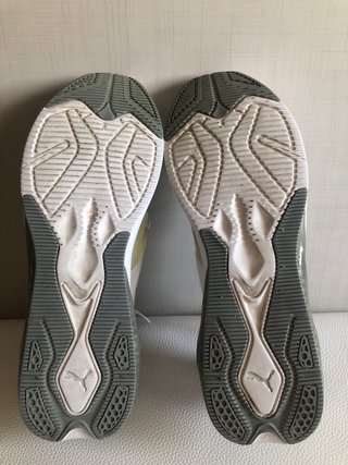 Zapatillas Puma grises y blancas