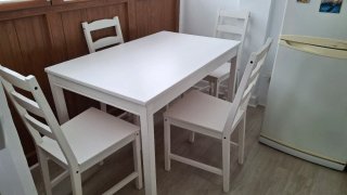 Mesa y 4 Sillas Blancas