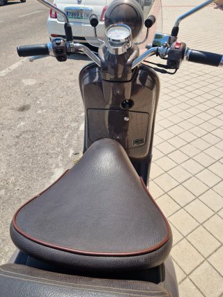 Piaggio Vespa LXV 125cc Marrón, Vie della Moda