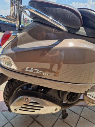 Piaggio Vespa LXV 125cc Marrón, Vie della Moda