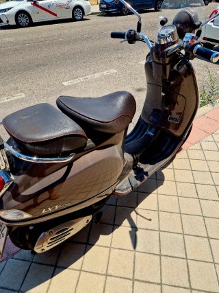 Piaggio Vespa LXV 125cc Marrón, Vie della Moda