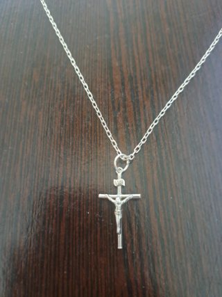 Cadena de plata con cruz