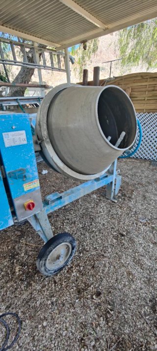 Hormigonera Profesional 300L  Polieri MIX 300 pro.