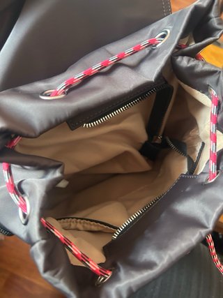 Mochila negra con cordón y bolsillos