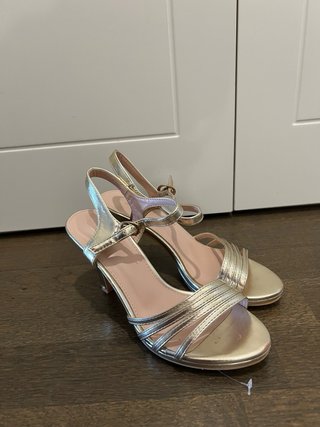 Tacones dorados elegantes