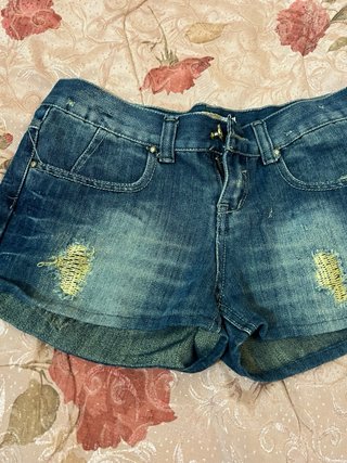 Calzoncini jeans strappati