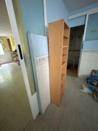 Estantería de madera marrón