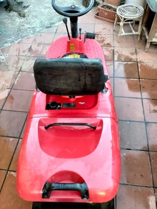 Tractor cortacésped rojo