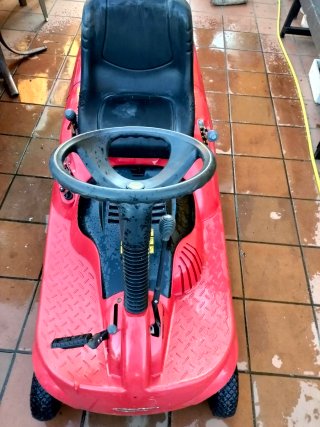 Tractor cortacésped rojo