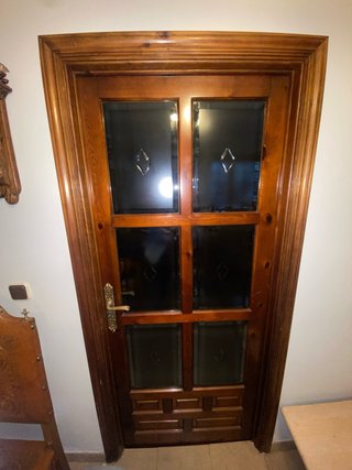 Puerta de madera con cristales