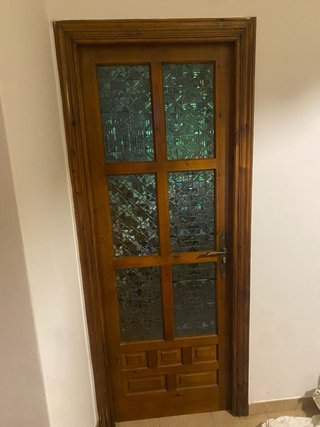 Puerta de madera con cristales