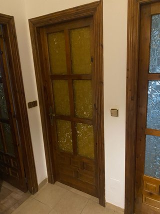 Puerta de madera con cristales