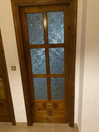 Puerta de madera con cristales