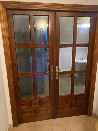 Puerta de madera con cristales