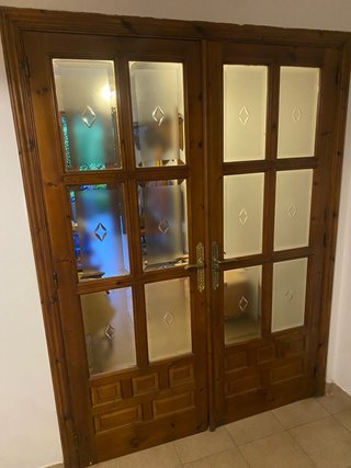 Puerta de madera con cristales