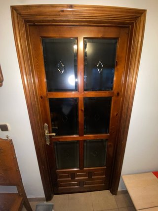 Puerta de madera con cristales