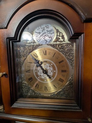 Reloj de pie antiguo con carillón