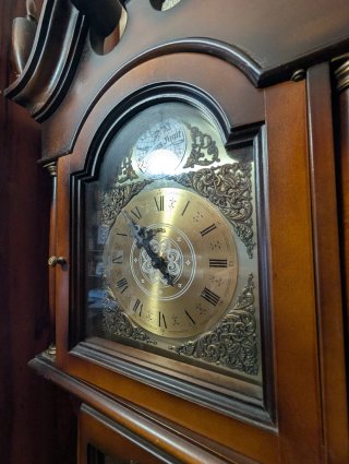 Reloj de pie antiguo con carillón