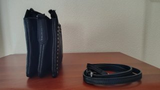 Bolso negro con tachuelas y pedrería