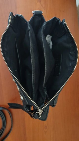 Bolso negro con tachuelas y pedrería