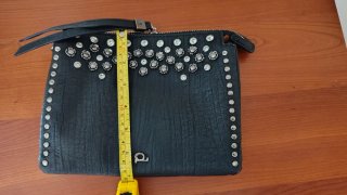Bolso negro con tachuelas y pedrería