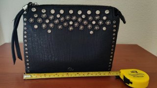 Bolso negro con tachuelas y pedrería