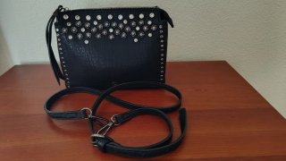 Bolso negro con tachuelas y pedrería