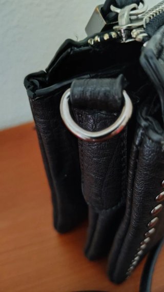 Bolso negro con tachuelas y pedrería
