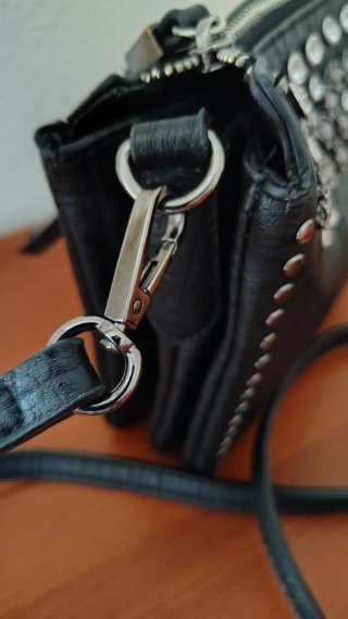 Bolso negro con tachuelas y pedrería