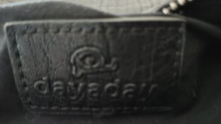 Bolso negro con tachuelas y pedrería