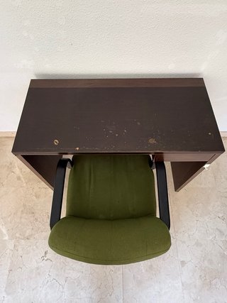 Escritorio marrón con silla verde