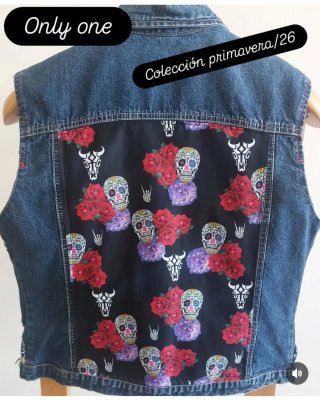 Chaleco vaquero con calaveras y rosas Diseño único
