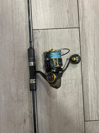 Caña de pescar y carrete de jigging