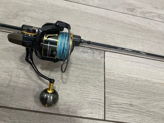 Caña de pescar y carrete de jigging